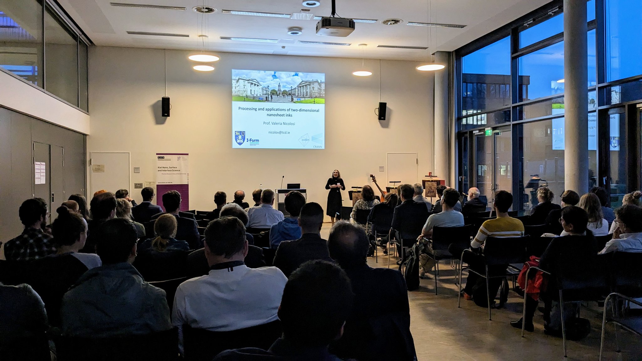 Prof. Valeria Nicolosi addresses the audience at her lecture in Kiel